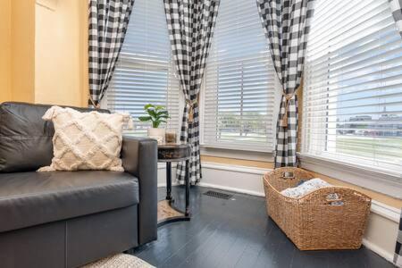 Beautiful Downstairs 1Bed 1Bth Charmer- Pet Friendly 미시건 시티 외부 사진